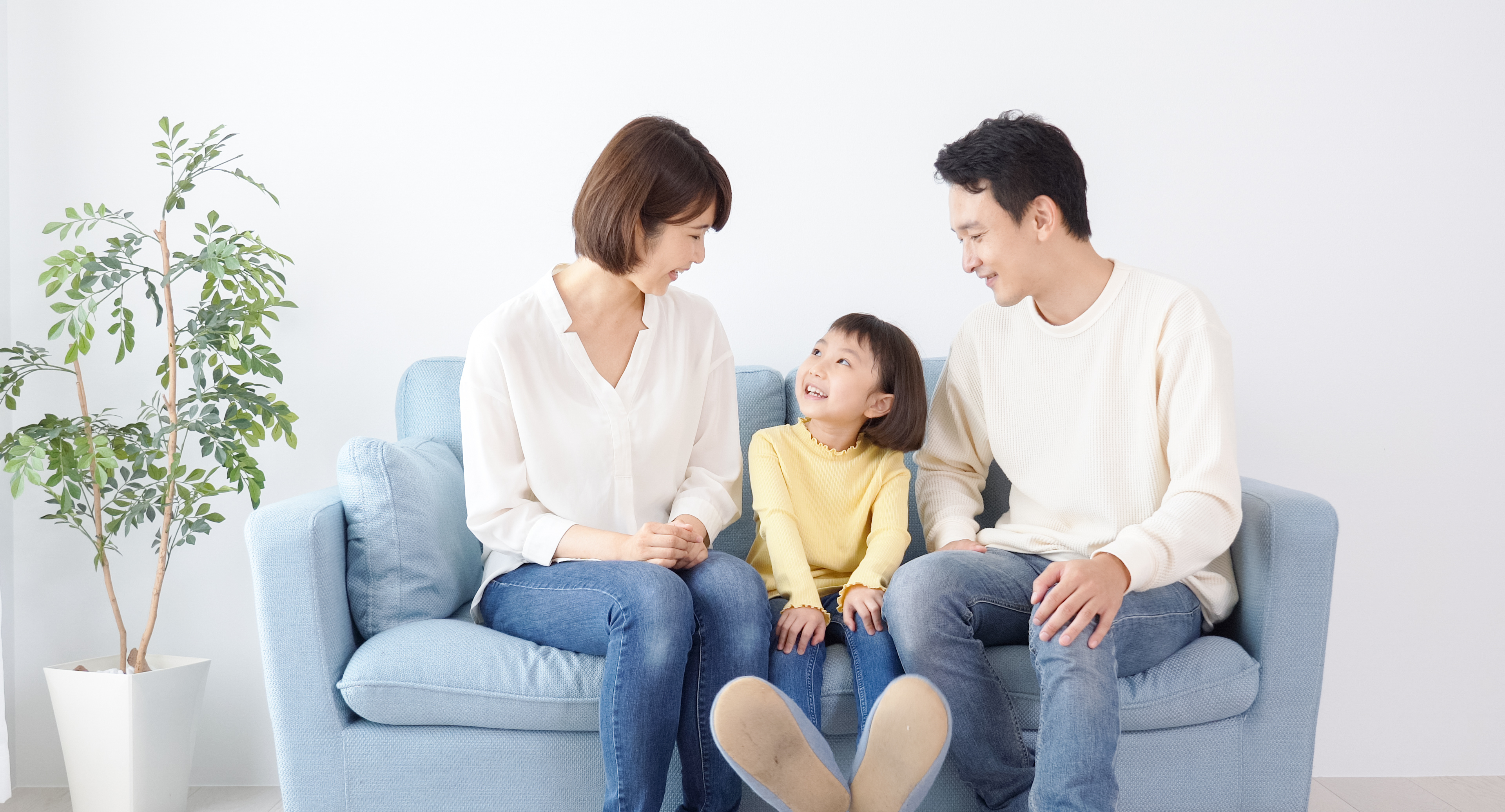 夫婦と子どもがソファに座っている家族団らんのイメージ図