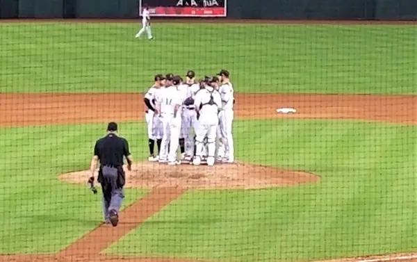 mlb baseball players huddle