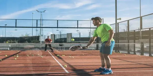 jugador cancha padel