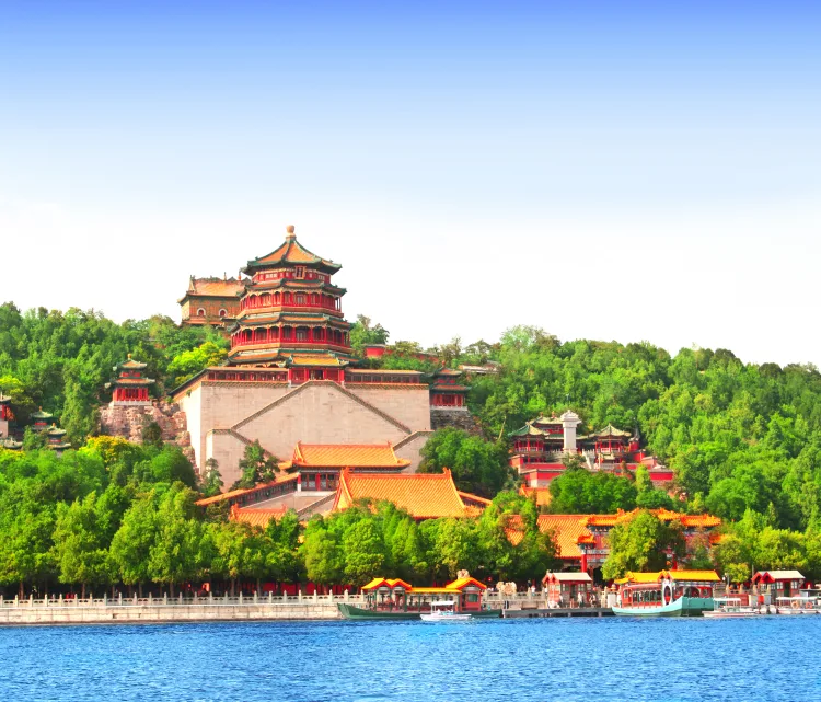颐和园，位于中国北京市西北郊，是中国最著名的皇家园林之一，也是世界文化遗产的重要代表。