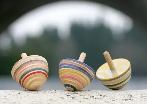 Pull-Off String Spinning Top (Mader)