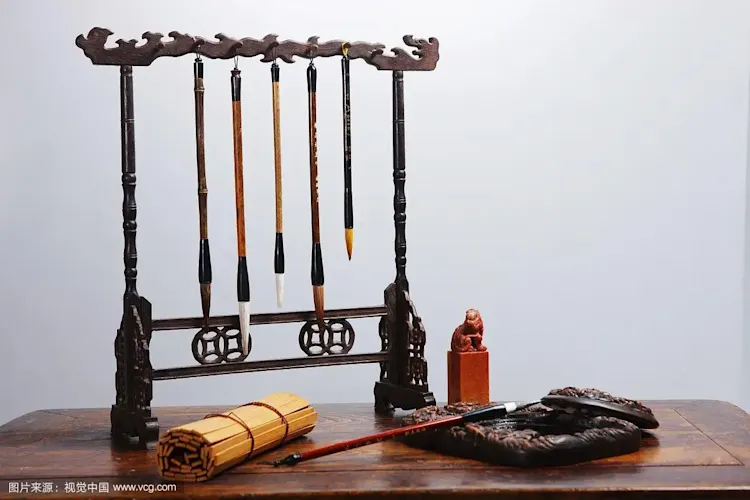 文房四宝，是中国传统文化中备受推崇的书法绘画工具，包括笔、墨、纸