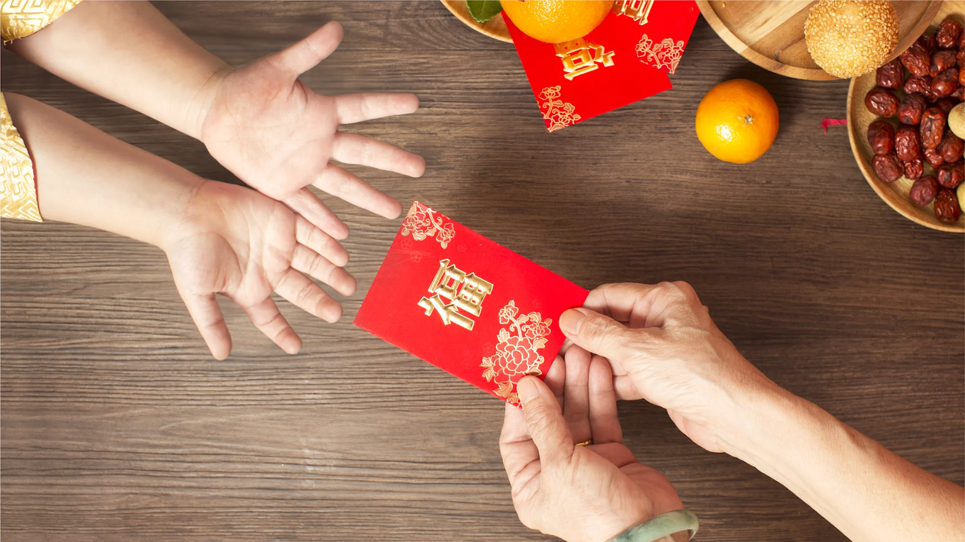 Китайские подарки. Подарки китайцам. Подарок китайскому другу. Китайцы дарят подарки