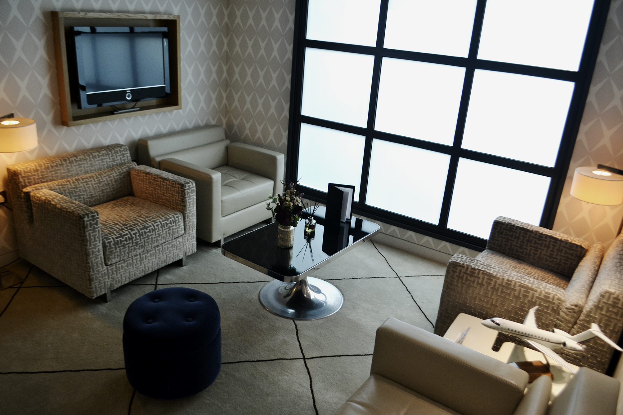 First Class Lounge - corners