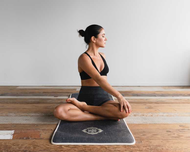 Therapie des Reizdarmsyndroms durch ganzheitliche Ansätze: Yoga, Meditation und die Darm-Hirn-Achse im Fokus