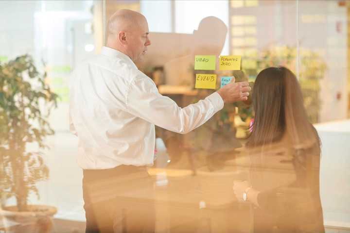 Colleagues working with postit (large)