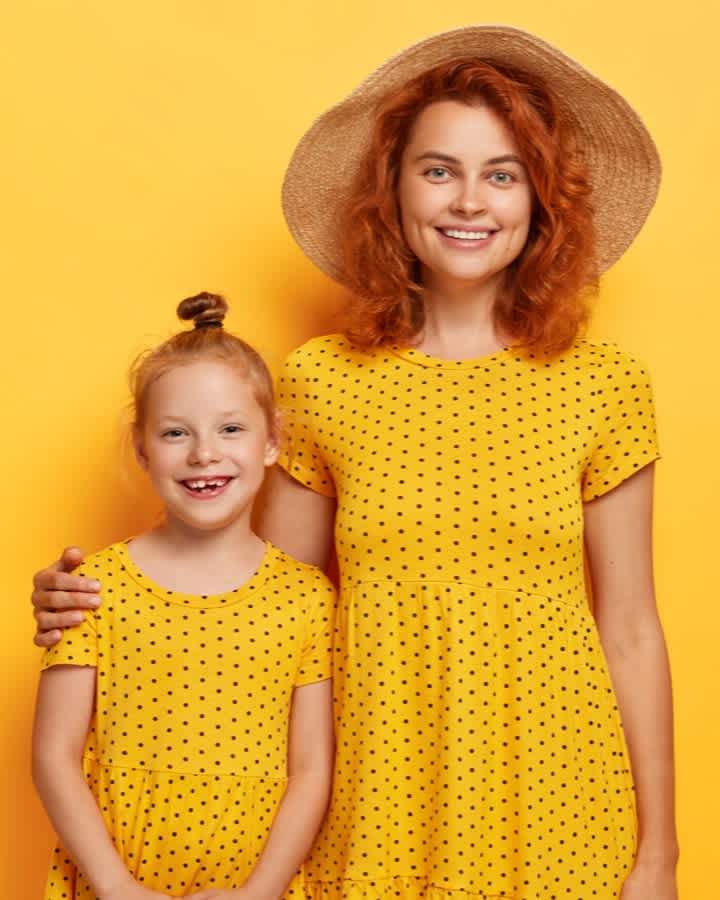 Mom and daughter in matching yellow dresses (large card - 3col)