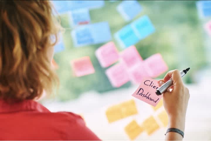 Woman working with postit (large)