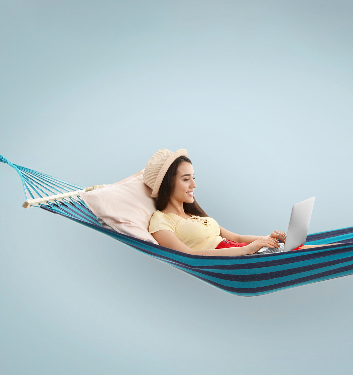 Vrouw die in een hangmat ligt op een terras