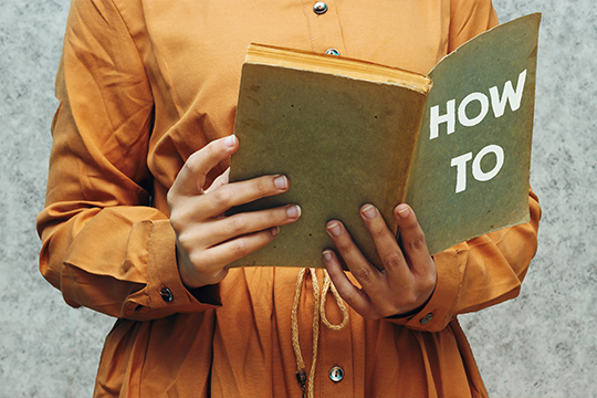 Een vrouw die een to do boek in haar handen heeft