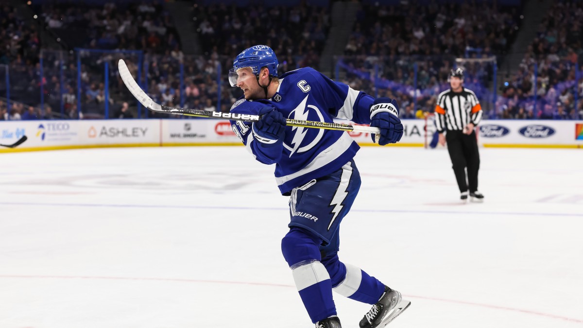 2022 NHL STADIUM SERIES DUELING HOCKEY PUCK TAMPA BAY LIGHTNING VS