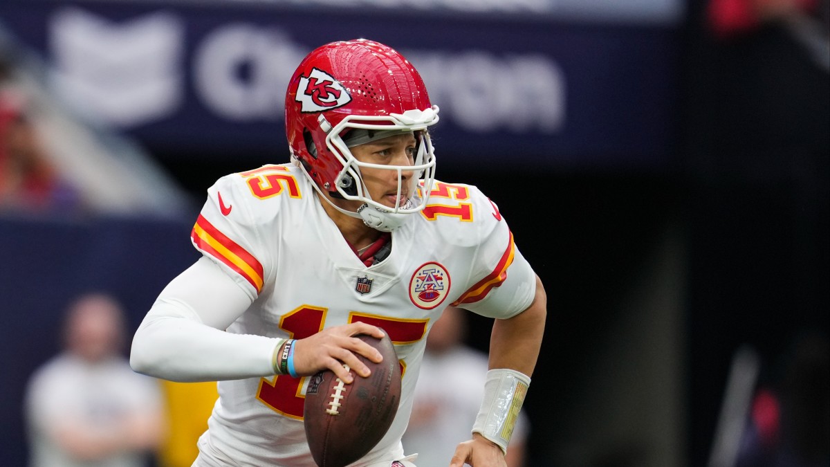 Patrick Mahomes Chiefs rolling out