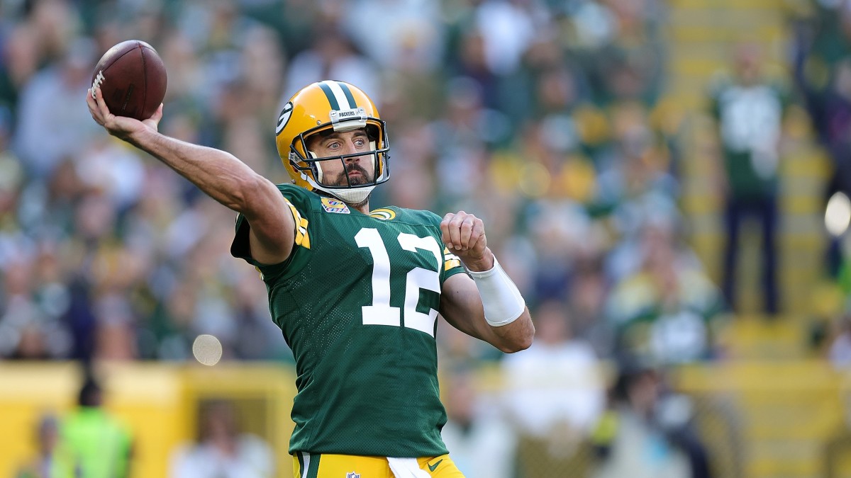 Aaron Rodgers Packers throwing