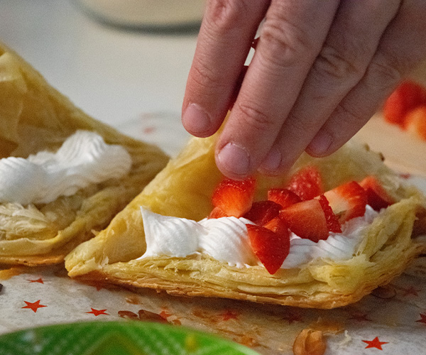 Hojaldritos rellenos de crema y fruta