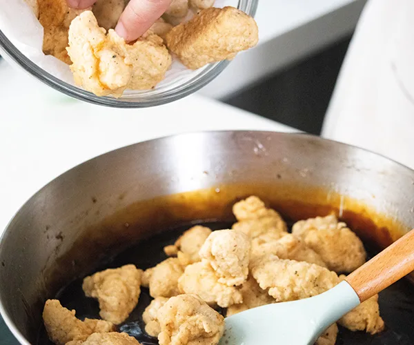 Incorporar el azúcar Zulka Mascabado.