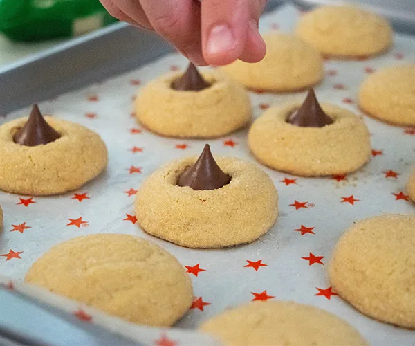 Hornea y agrega dulce de leche.