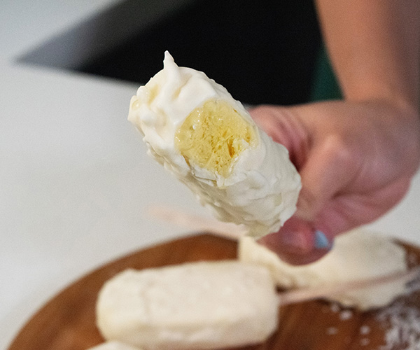 Paletas de mango con coco.