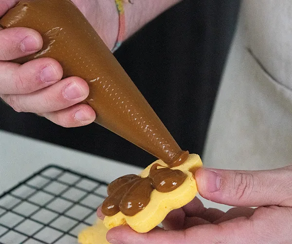 Rellena las galletas.