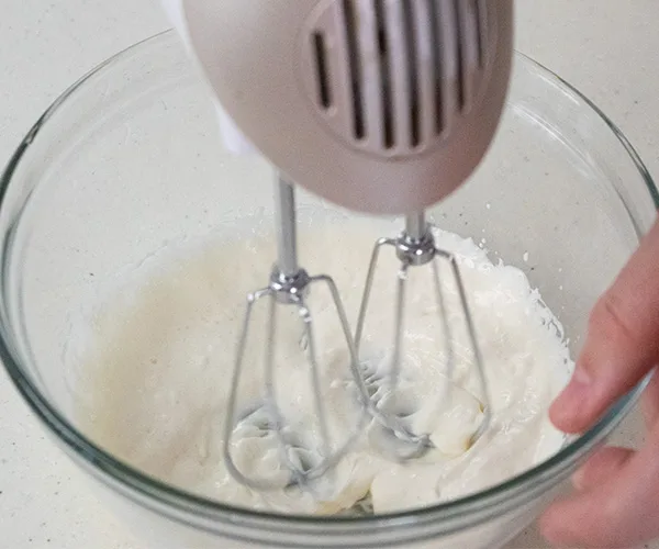 Bate los ingredientes.