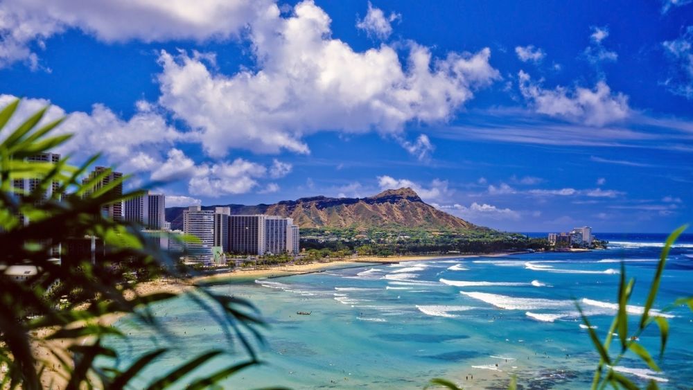 Waikiki Beach and Diamond Head. Image credit: Tomas del Amo / Shutterstock
