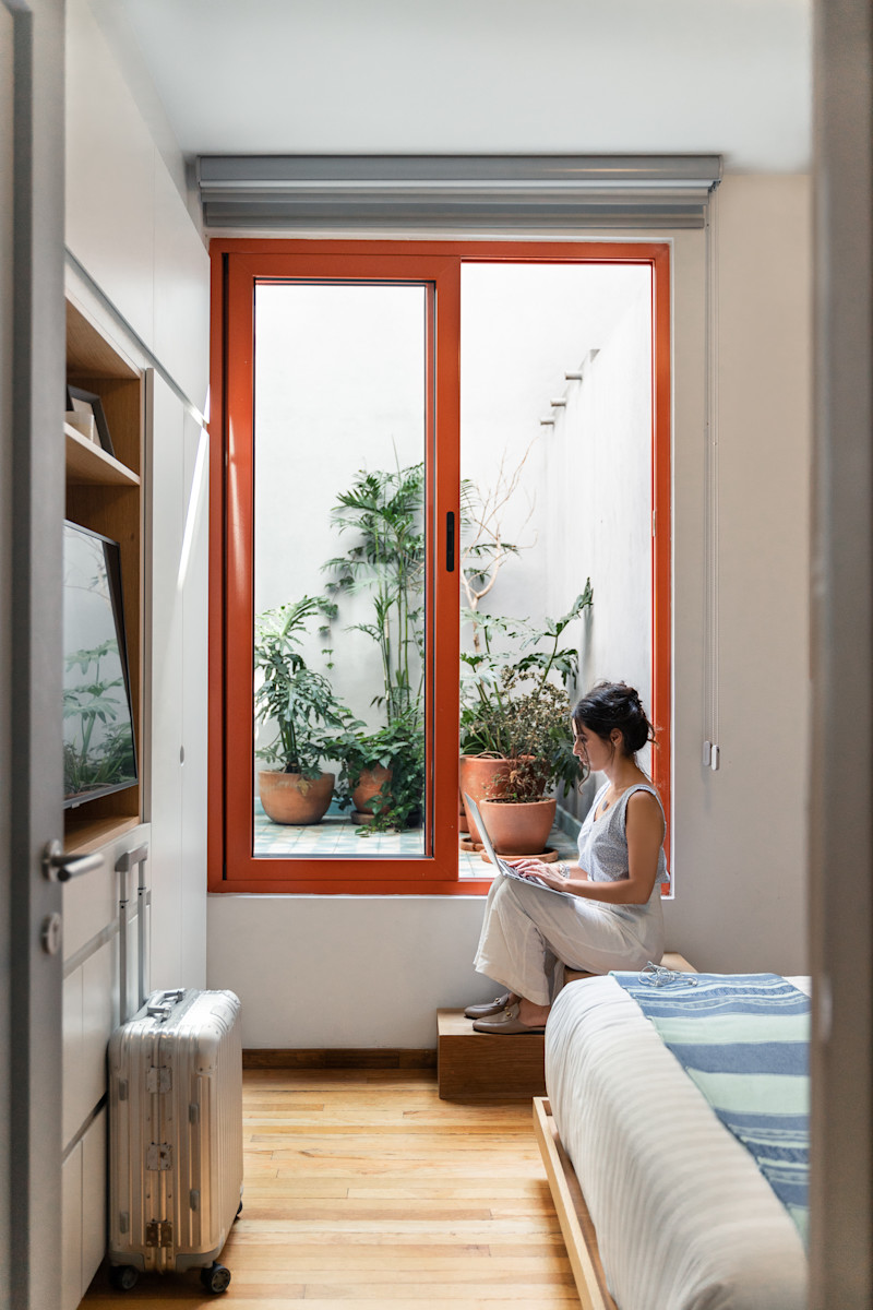 Casai woman w/ laptop