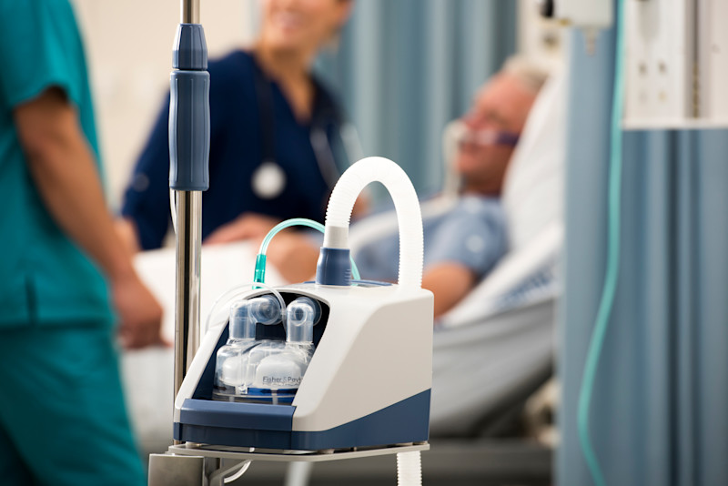 airvo-humidifier-and-integrated-flow-generator-used-in-hospitals