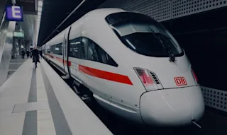 Gambar ini memperlihatkan kereta cepat di peron stasiun. Kereta memiiki desain putih ramping dengan strip merah, dan logo "DB" di bagian depan.