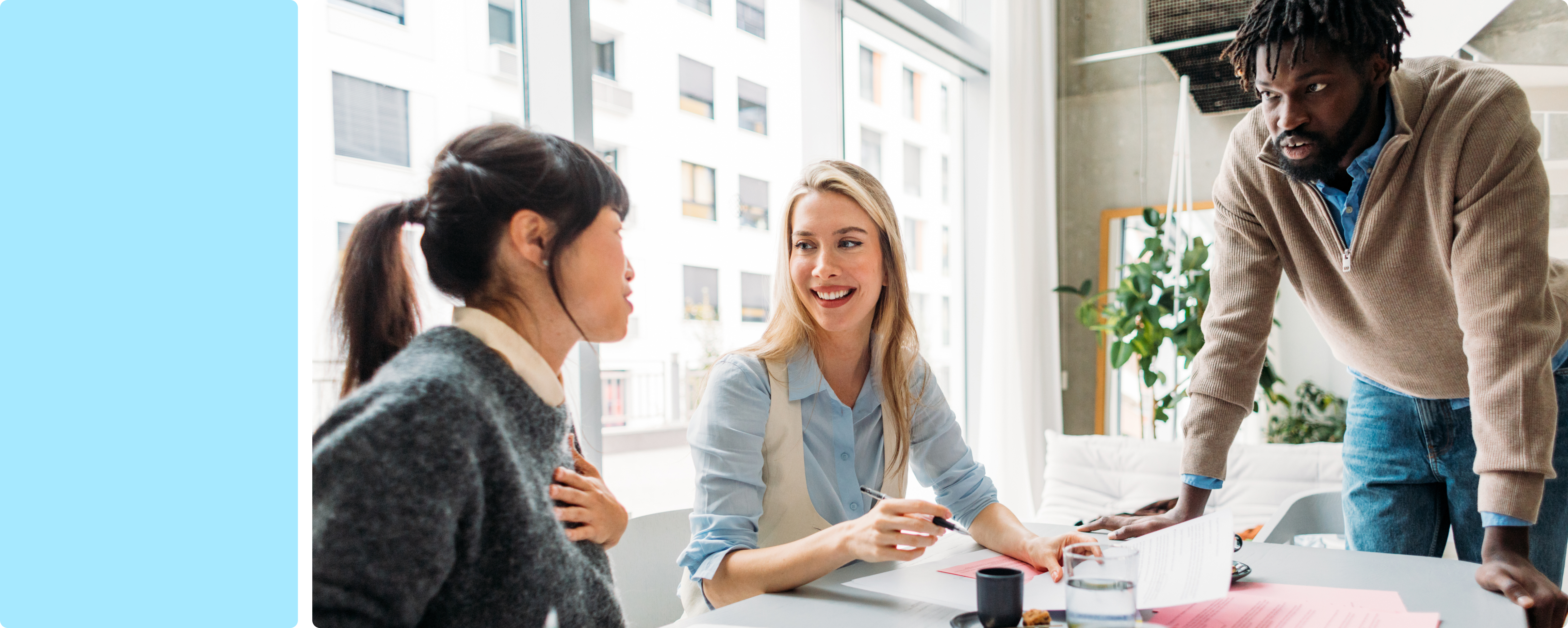 Image de trois personnes discutant dans un bureau