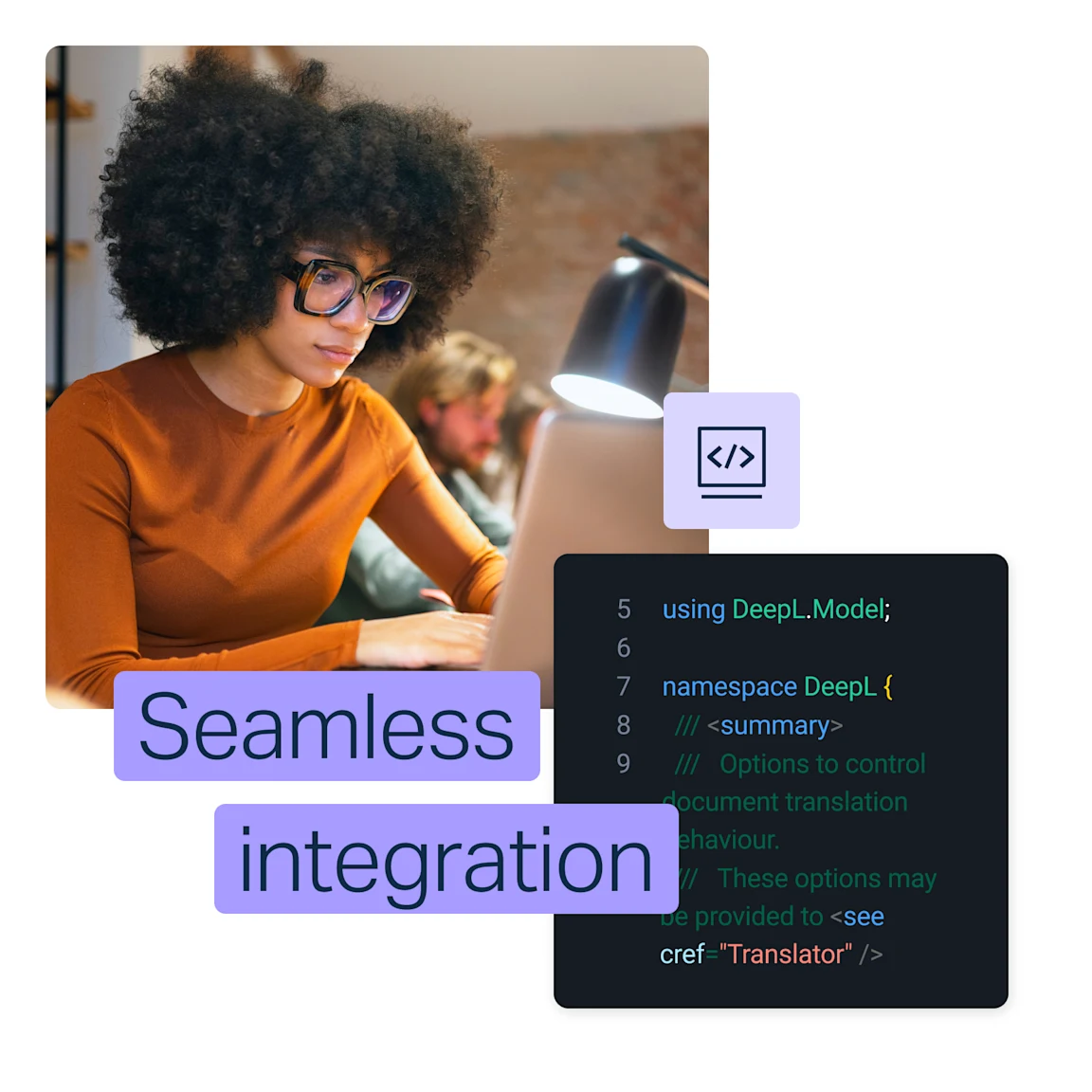 Une femme portant des lunettes est assise à un bureau devant un ordinateur portable. Texte « Seamless integration » accompagné d’un extrait de code affiché à l’écran.