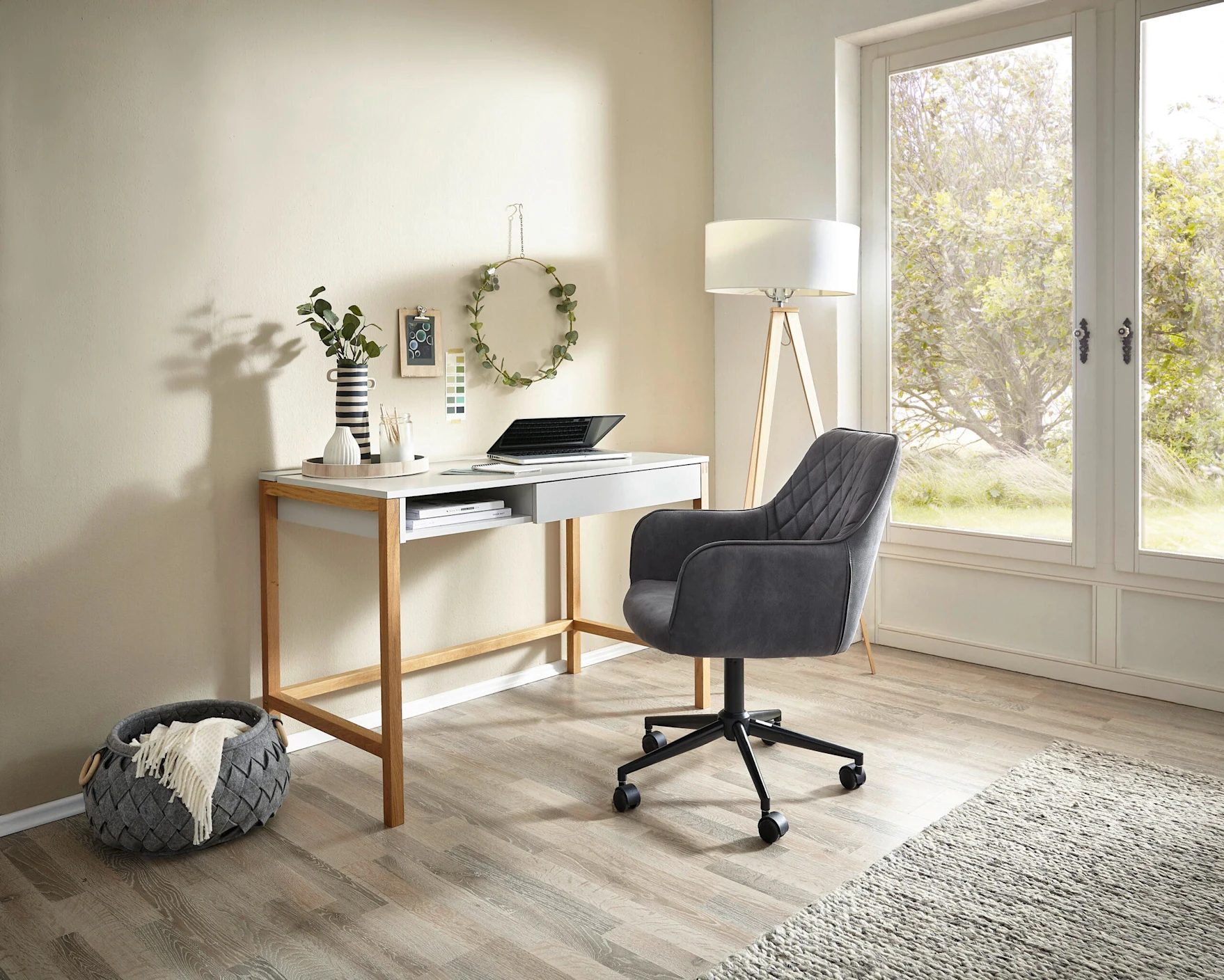 Une image d’un bureau et d’une chaise de bureau de XXXLutz