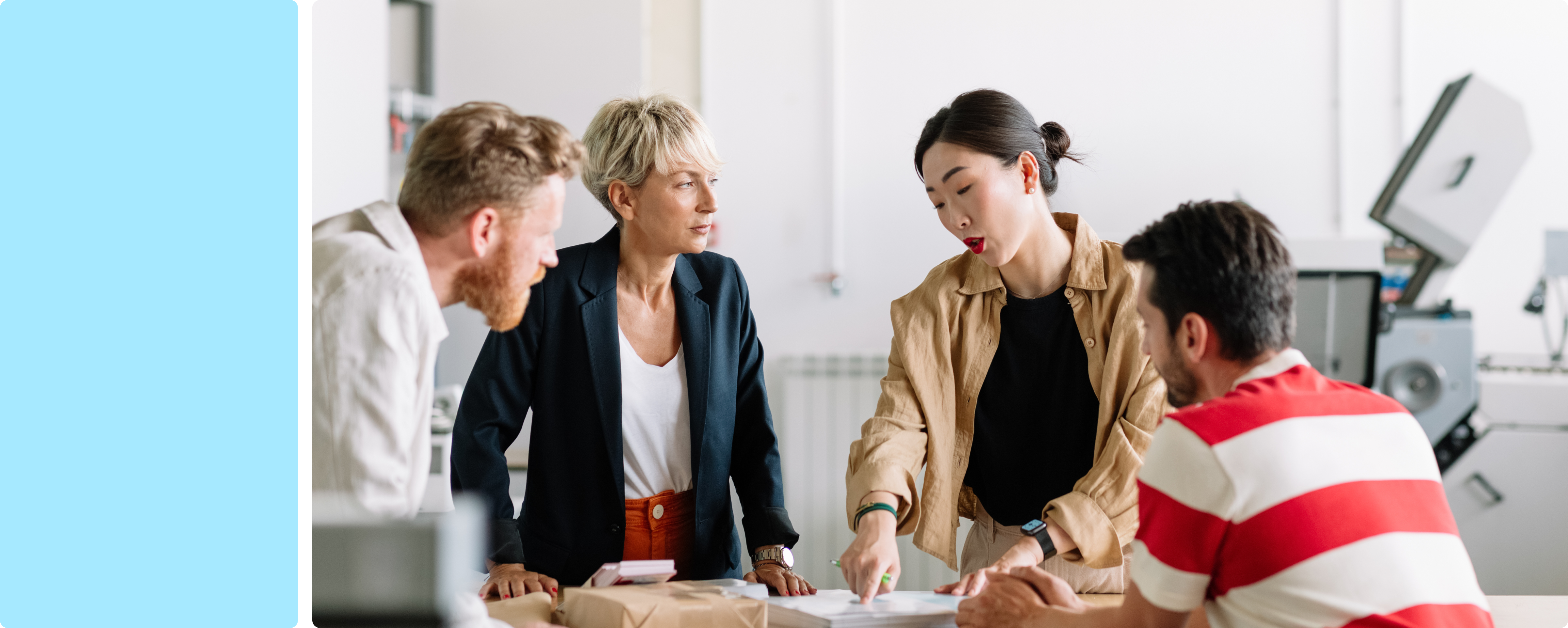 Image de quatre personnes discutant au travail