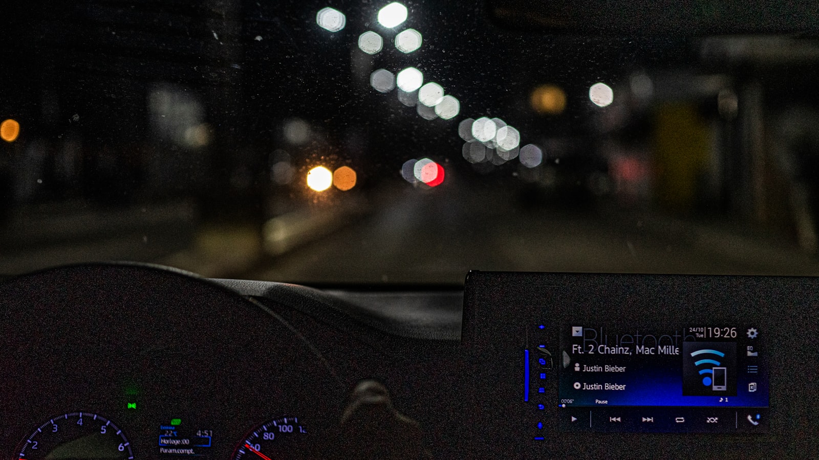 Digital dashboard displaying fleet management software for car rental with real-time vehicle locations and rental status indicators