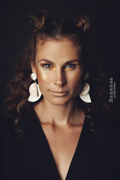 Astrid mit weißem BH