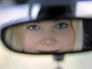3 ideas for teens to reduce driving distractions