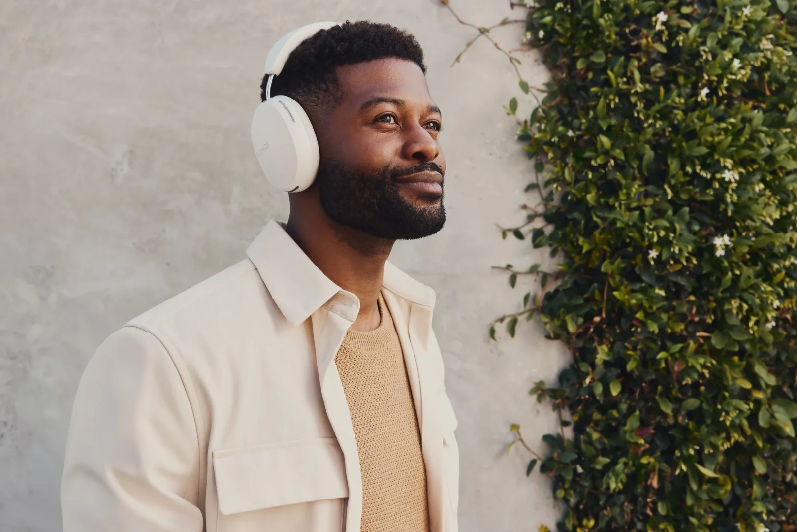 Un homme portant un casque Sonos Ace.