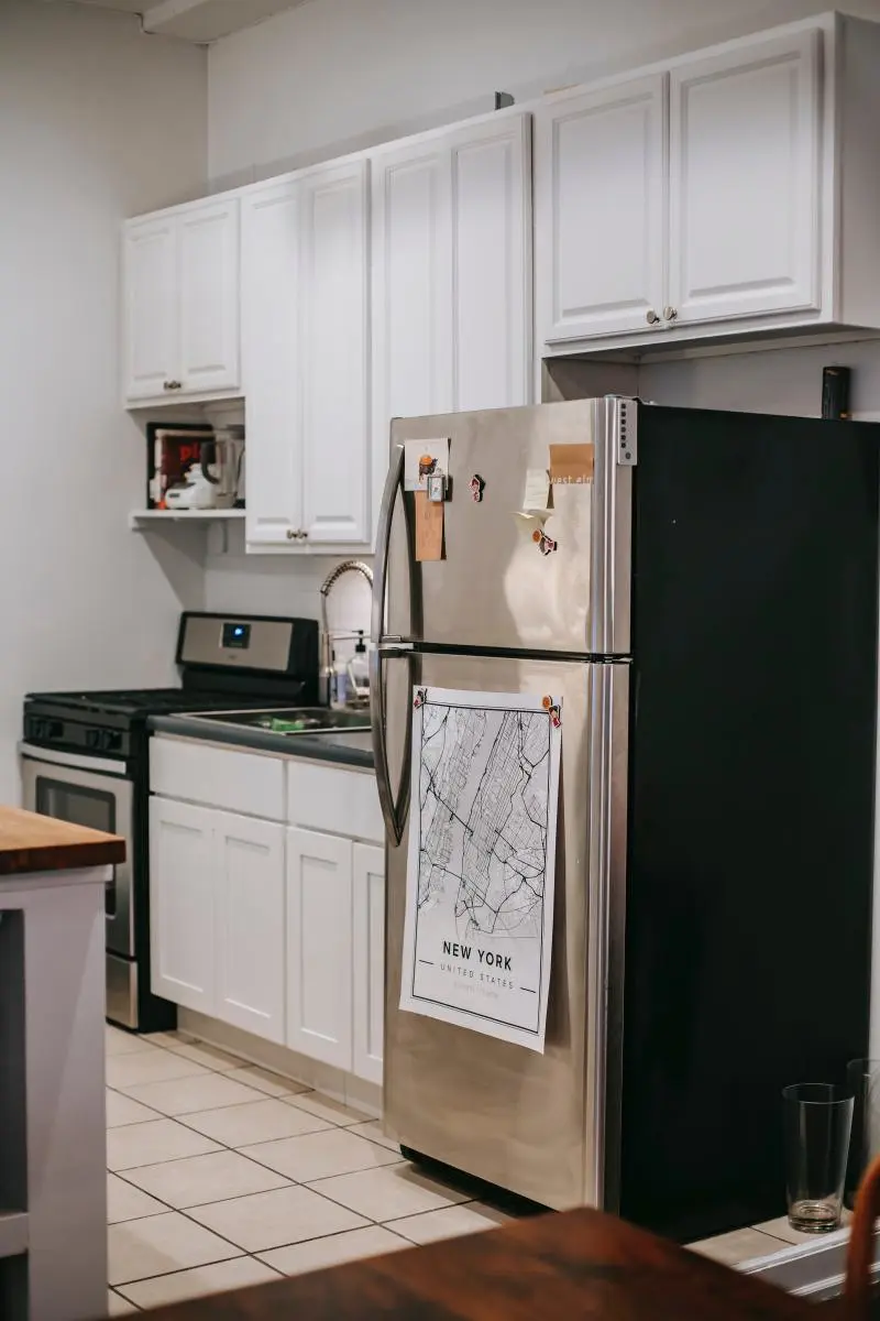 Frigo avec congélateur dans une cuisine