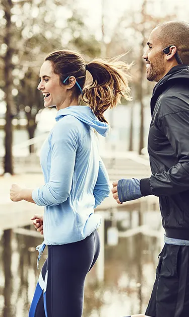 Bone Conduction headphones met twee lopende mensen