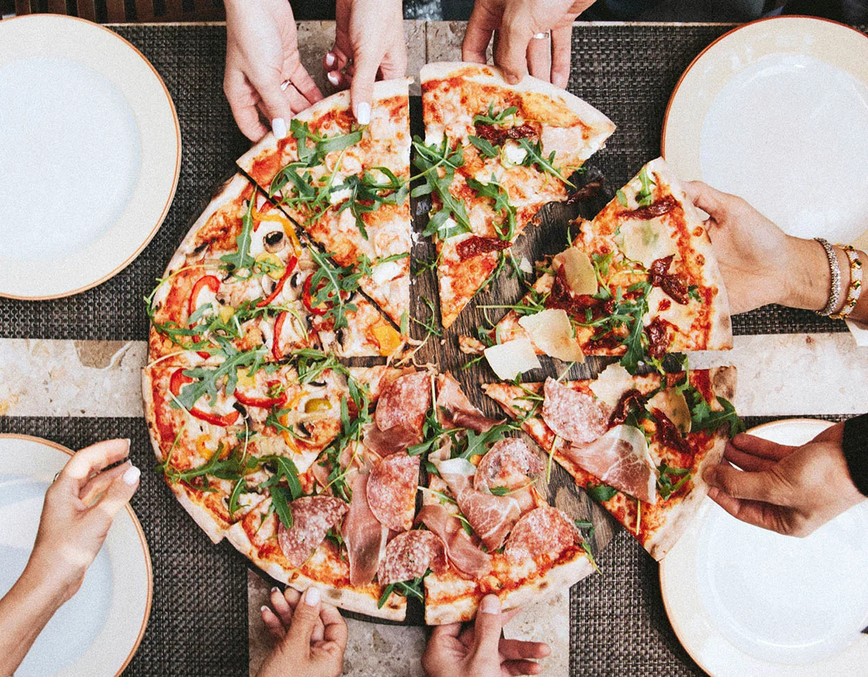 pizza-snacking-party-summer