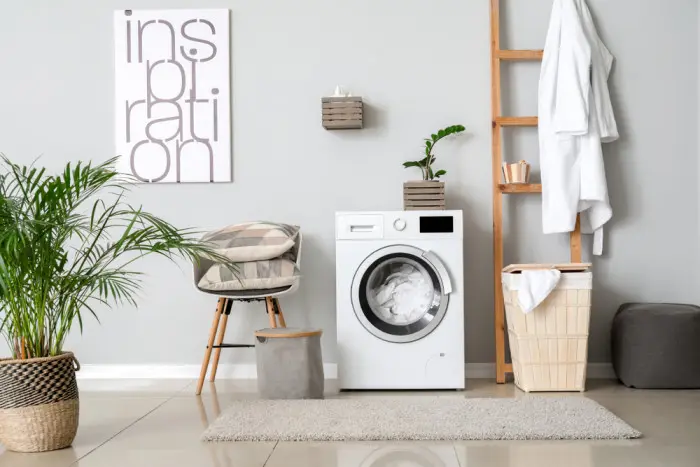 Une machine à laver dans une chambre