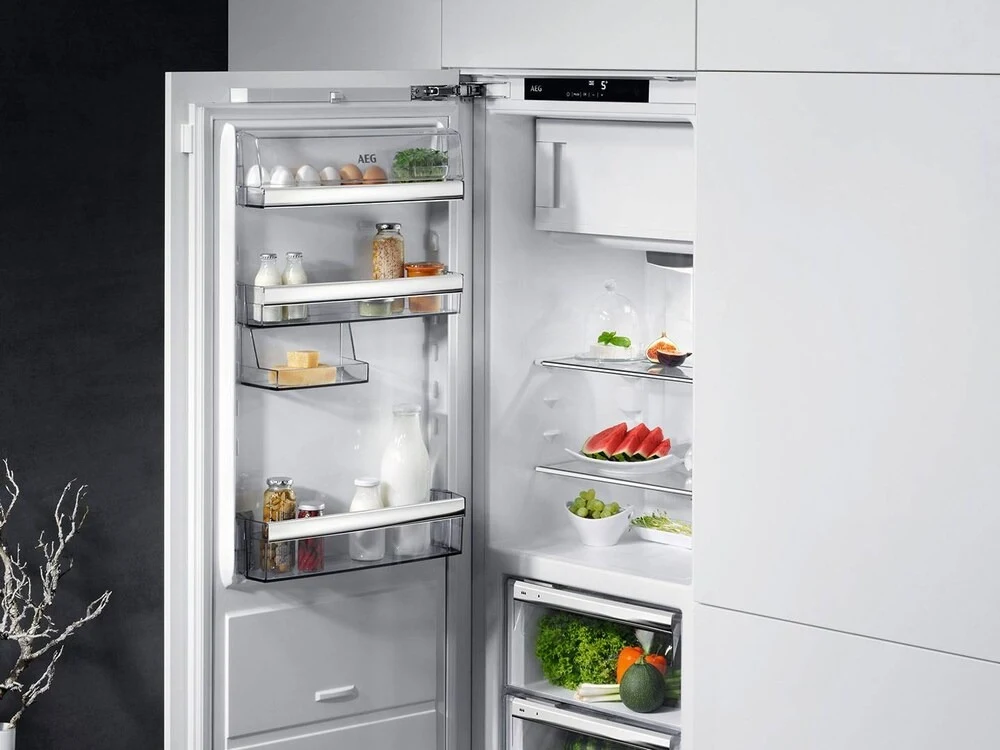 Ein offener AEG-Einbaukühlschrank.