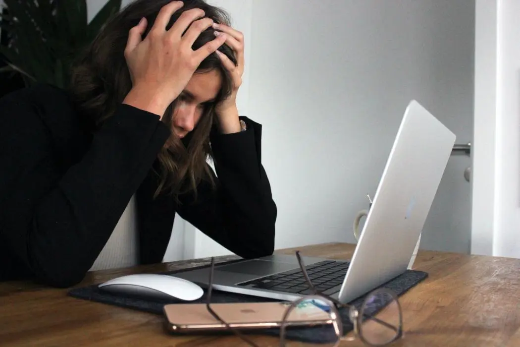 femme devant un ordinateur