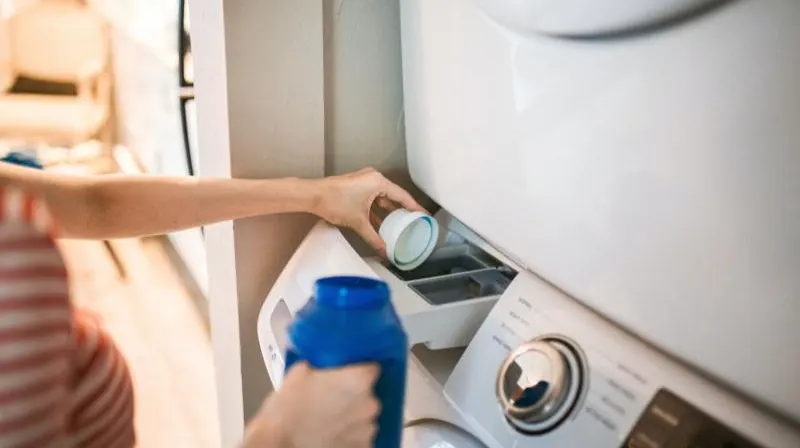 Verser du détergent dans un tiroir de machine à laver