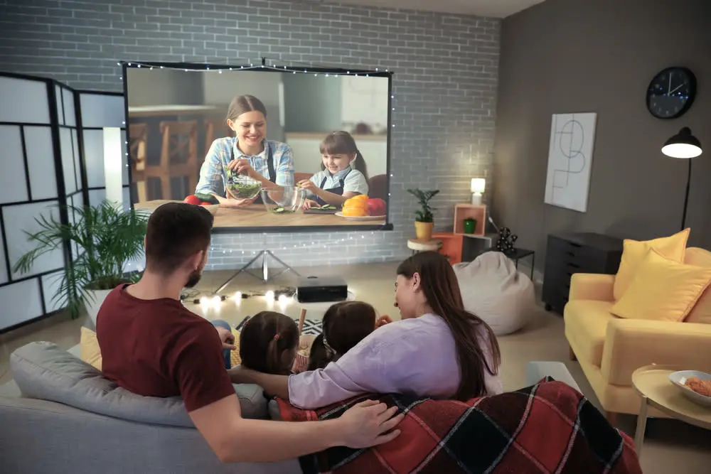 projecteur + famille + salon