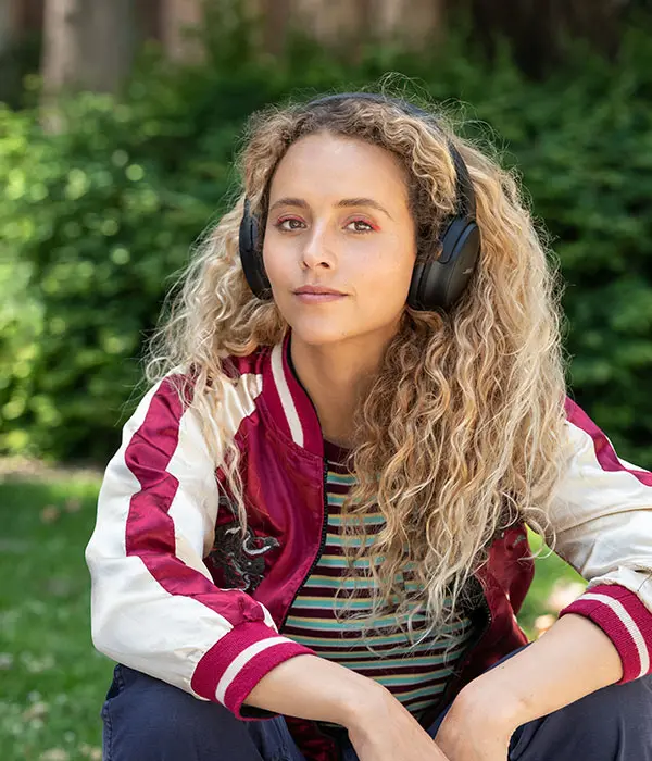 Femme avec Bose QuietComfort 45