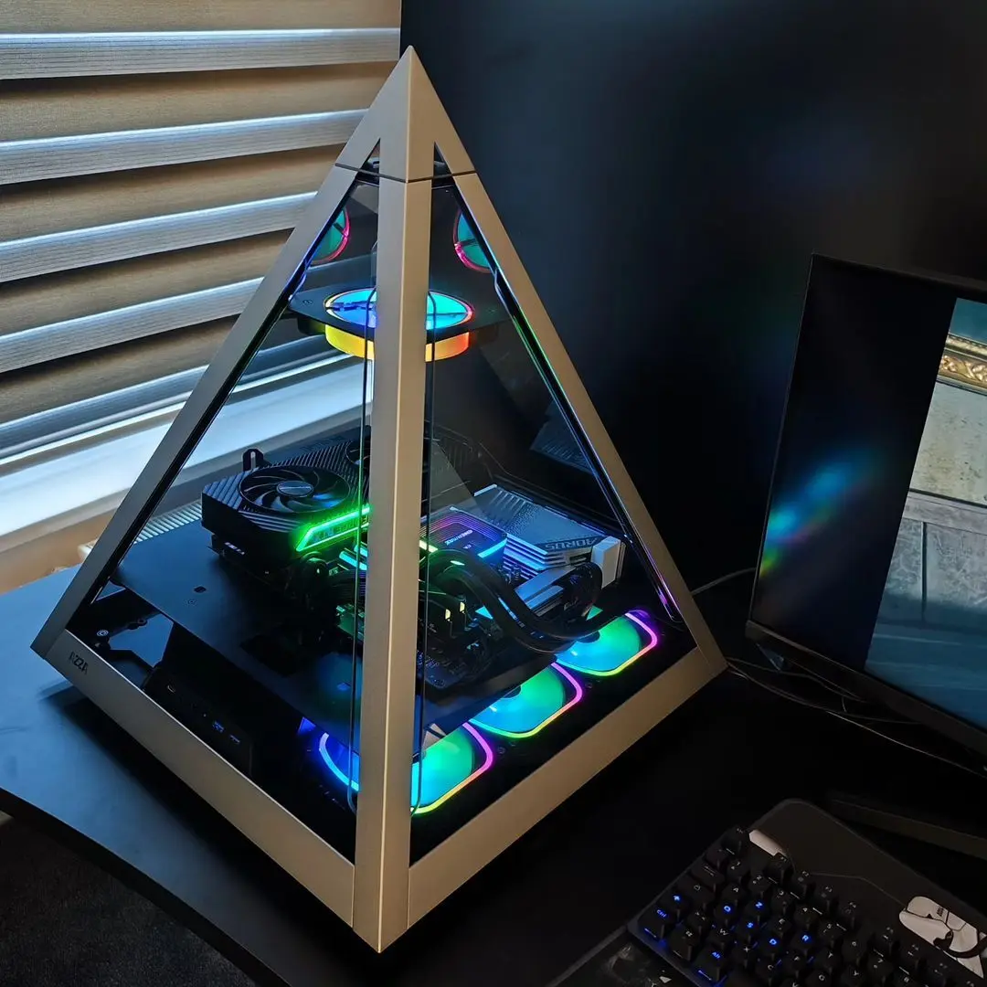 Un PC sur mesure orignal de forme pyramidale.