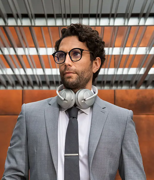 Homme avec Bose Heaphones 700