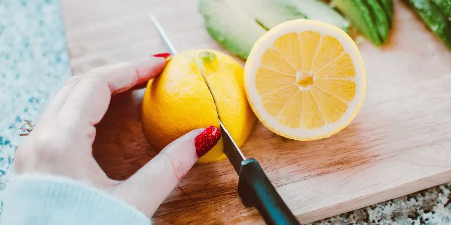 Coupez le citron sur une planche à découper en bois