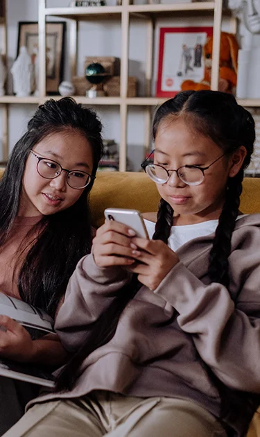 meisjes kijkend naar telefoon