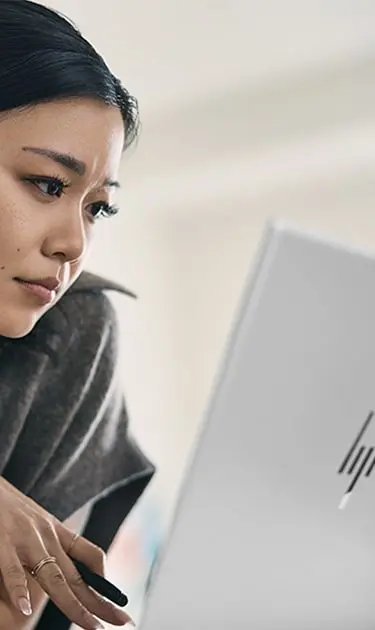 Femme avec HP ENVY