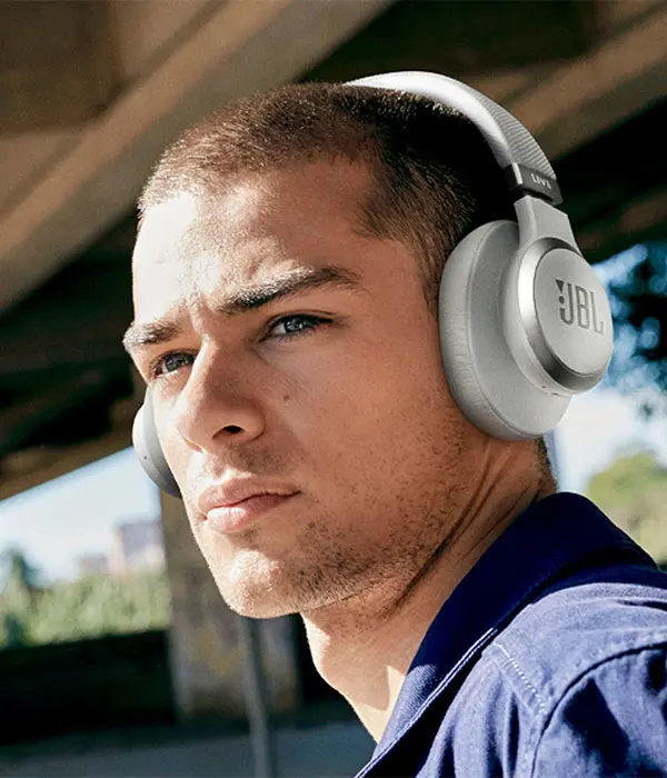 Homme avec JBL Live 660NC